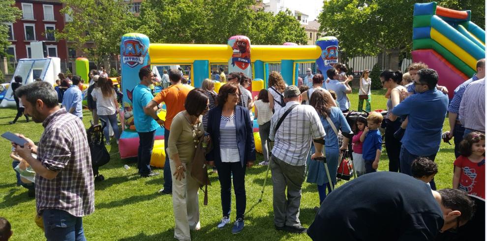 Los jardines del Edificio Pignatelli se llenan de ciudadanos para celebrar el Día de las Familias