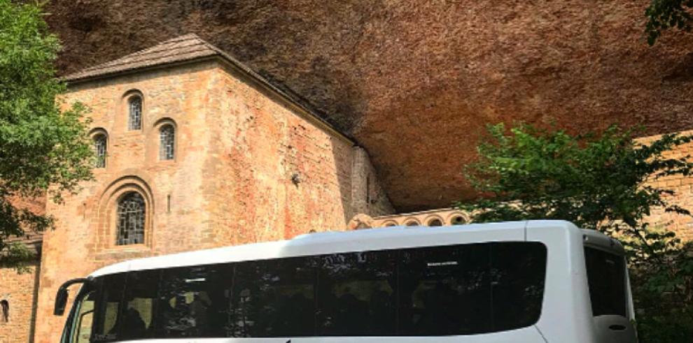 Turismo de Aragón adquiere un autobús para mejorar el servicio en el monasterio de San Juan de la Peña