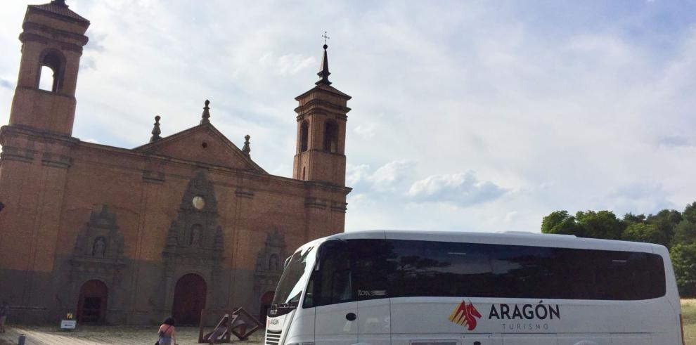 Turismo de Aragón adquiere un autobús para mejorar el servicio en el monasterio de San Juan de la Peña