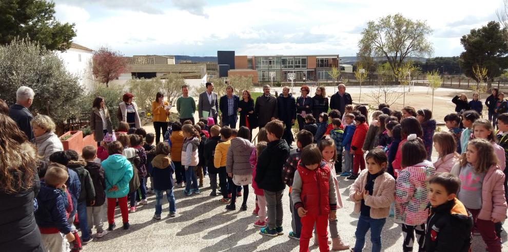 El colegio de Almudévar presenta un nuevo patio ideado como espacio de aprendizaje