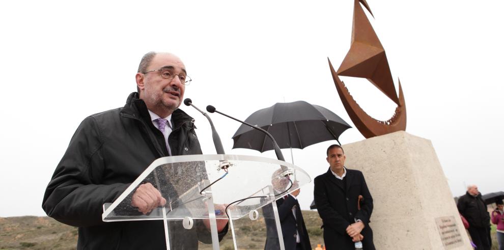 Un monolito rinde ya homenaje a las brigadas internacionales en el 80 aniversario de la Batalla de Caspe