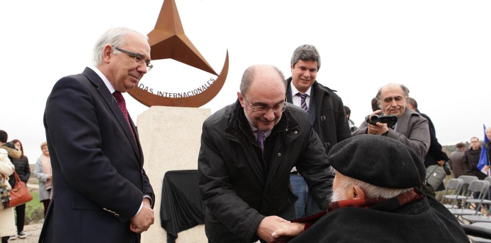 Un monolito rinde ya homenaje a las brigadas internacionales en el 80 aniversario de la Batalla de Caspe