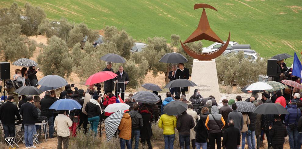 Un monolito rinde ya homenaje a las brigadas internacionales en el 80 aniversario de la Batalla de Caspe