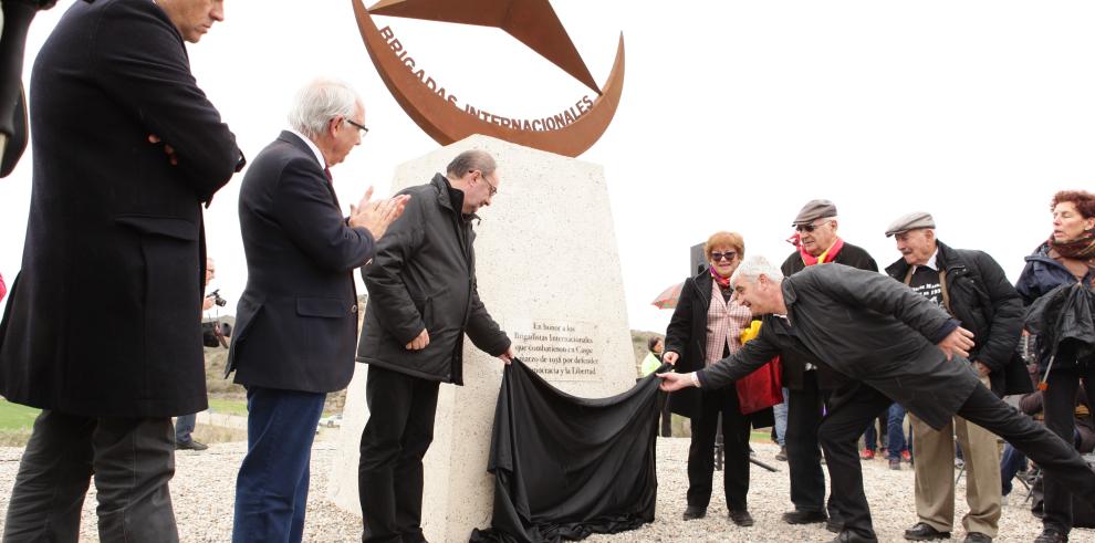 Un monolito rinde ya homenaje a las brigadas internacionales en el 80 aniversario de la Batalla de Caspe