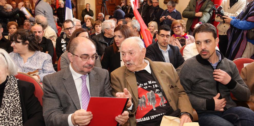 Un monolito rinde ya homenaje a las brigadas internacionales en el 80 aniversario de la Batalla de Caspe