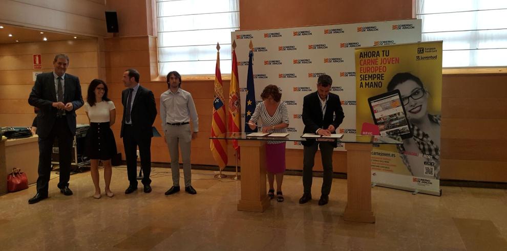 Gobierno de Aragón e Ibercaja firman un convenio por tres años para la promoción del Carné Joven