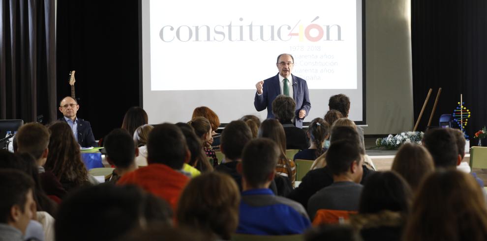 El Presidente de Aragón pide a los alumnos proteger cada día la democracia  porque existe de forma natura ni es irreversile