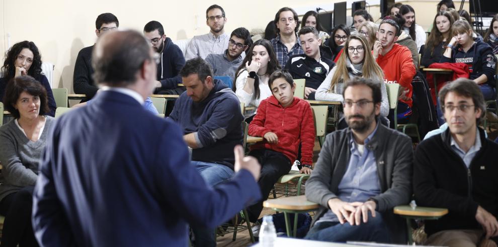 El Presidente de Aragón pide a los alumnos proteger cada día la democracia  porque existe de forma natura ni es irreversile