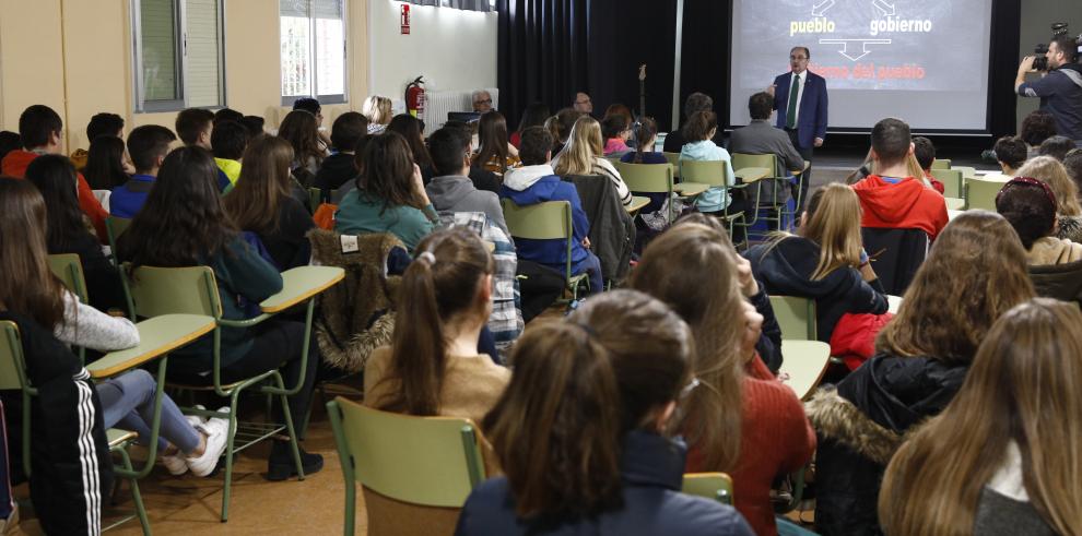 El Presidente de Aragón pide a los alumnos proteger cada día la democracia  porque existe de forma natura ni es irreversile