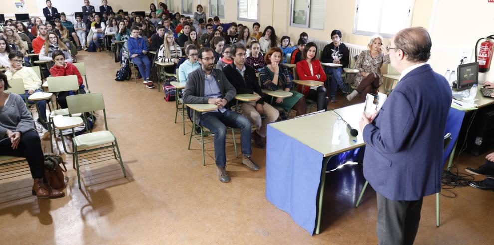 El Presidente de Aragón pide a los alumnos proteger cada día la democracia  porque existe de forma natura ni es irreversile