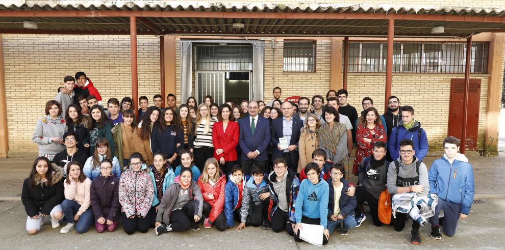 El Presidente de Aragón pide a los alumnos proteger cada día la democracia  porque existe de forma natura ni es irreversile