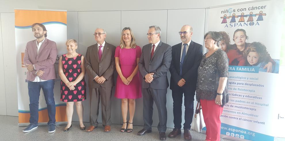 Pilar Alegría subraya la “vertiente social de la ciencia” en el convenio para la única investigación biomédica contra el cáncer infantil