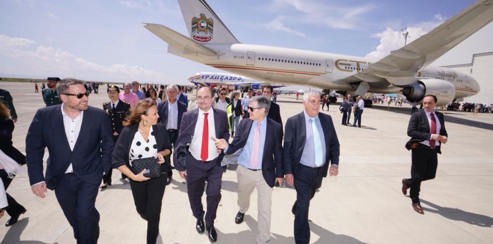 Miles de personas visitan el Aeropuerto de Teruel en su quinto aniversario con una demostración de su capacidad y proyección futura