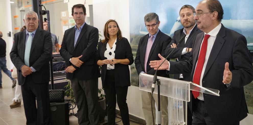 Miles de personas visitan el Aeropuerto de Teruel en su quinto aniversario con una demostración de su capacidad y proyección futura