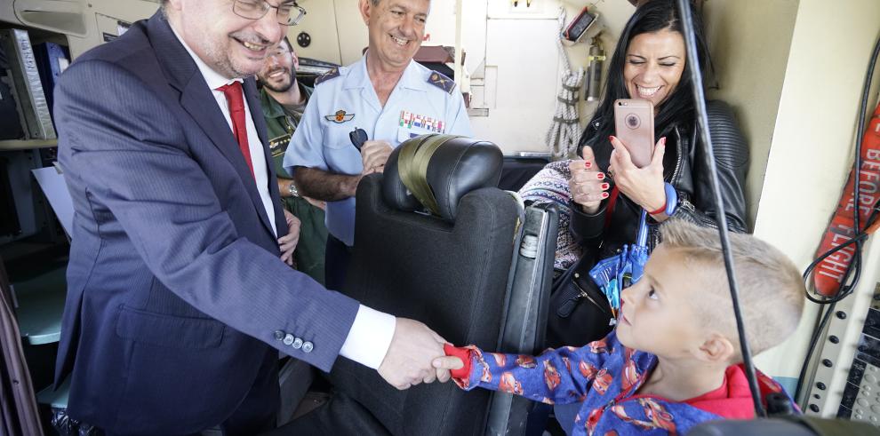 Miles de personas visitan el Aeropuerto de Teruel en su quinto aniversario con una demostración de su capacidad y proyección futura