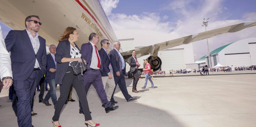 Miles de personas visitan el Aeropuerto de Teruel en su quinto aniversario con una demostración de su capacidad y proyección futura