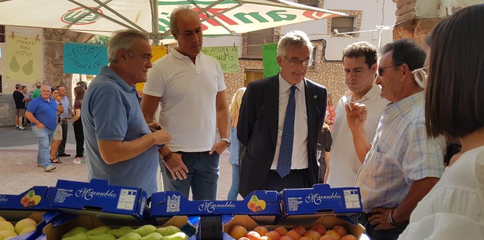 Olona pide al Valle del Manubles que siga siendo ejemplar con su apuesta por el sector frutícola para innovar y luchar contra la despoblación