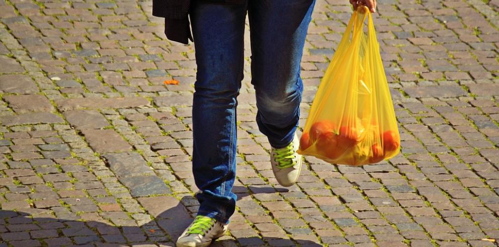 Consumo recuerda que los comercios están obligados a informar sobre el precio de las bolsas de plástico a partir del 1 de julio