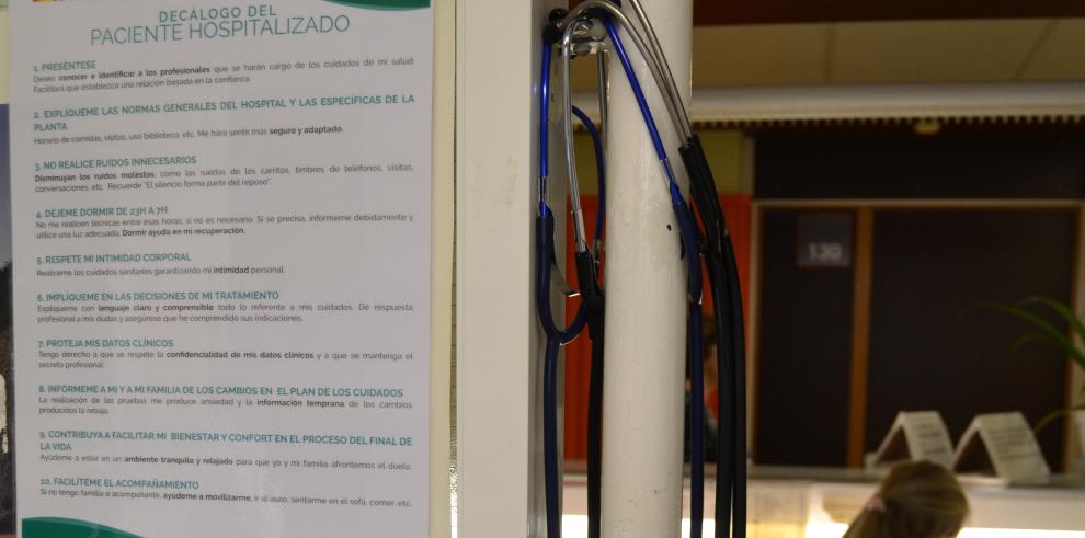 El Hospital Clínico edita un decálogo dirigido a profesionales para mejorar la estancia hospitalaria de los pacientes