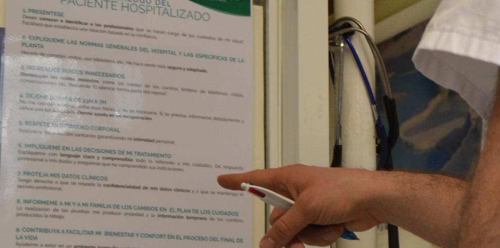 El Hospital Clínico edita un decálogo dirigido a profesionales para mejorar la estancia hospitalaria de los pacientes