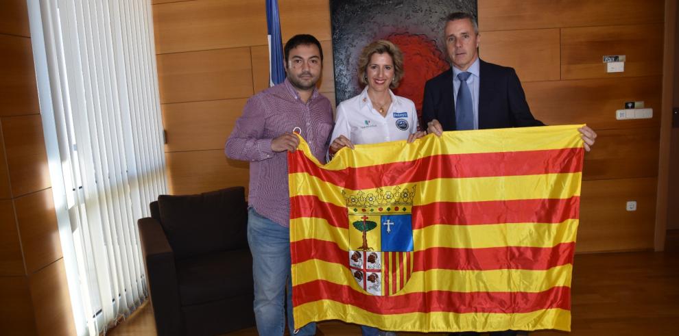 Javier de Diego le entrega la bandera de Aragón a la aventura aragonesa Cecilia Bona, antes de emprender un desafío deportivo por el Annapurna