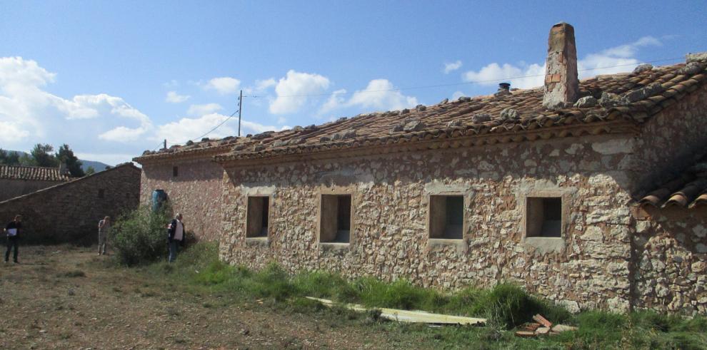 Comienza la restauración de la cubierta de la escuela del Marrio de los Mases y Tamboril en San Agustín, Teruel