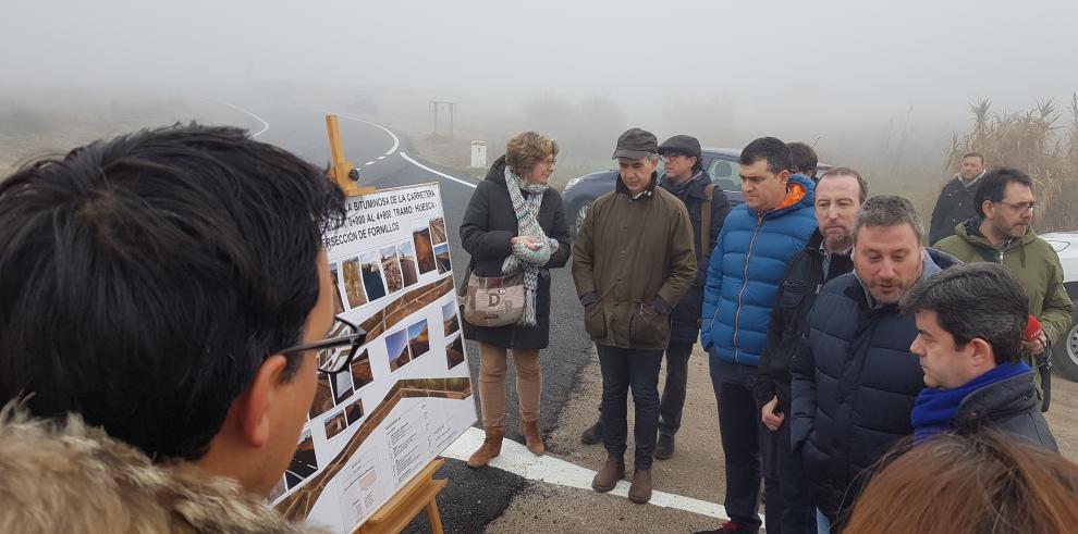 Soro visita las obras de mejora del firme de la carretera de Apiés