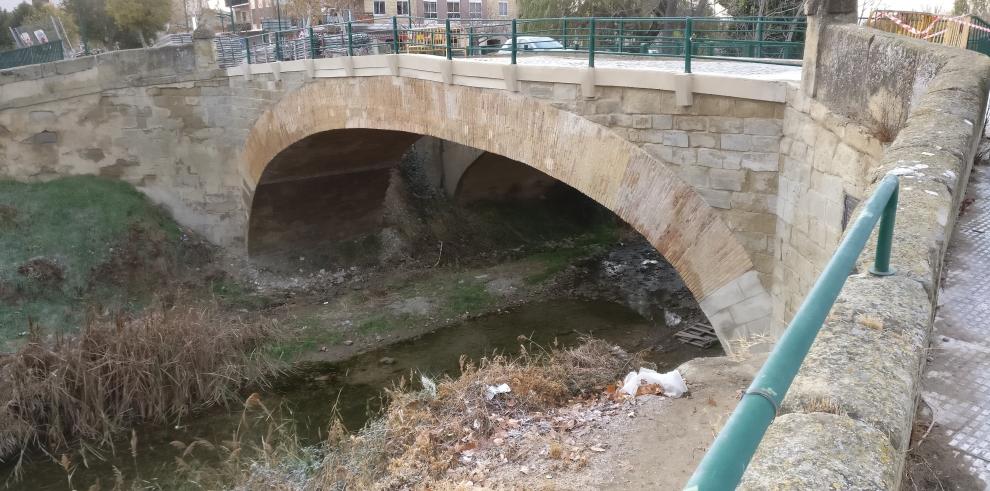 Mejora en el pavimento del puente peatonal de San Francisco sobre el Arba de Luesia en Ejea de los Caballeros