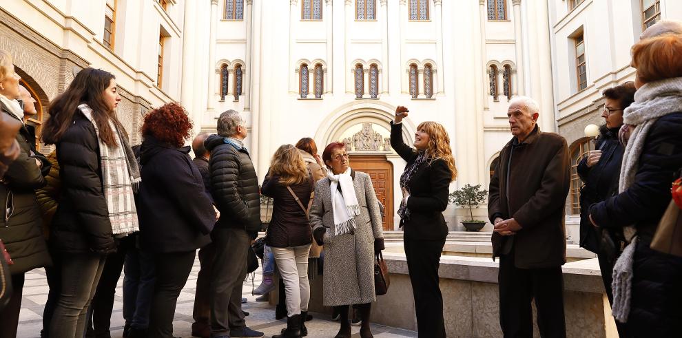 Cerca de 2.000 ciudadanos celebran el Día de la Constitución visitando el edificio Pignatelli