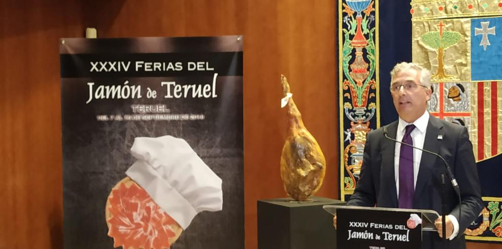 Olona se compromete a acelerar los trámites de la IGP de la Carne de Cerdo de Teruel 