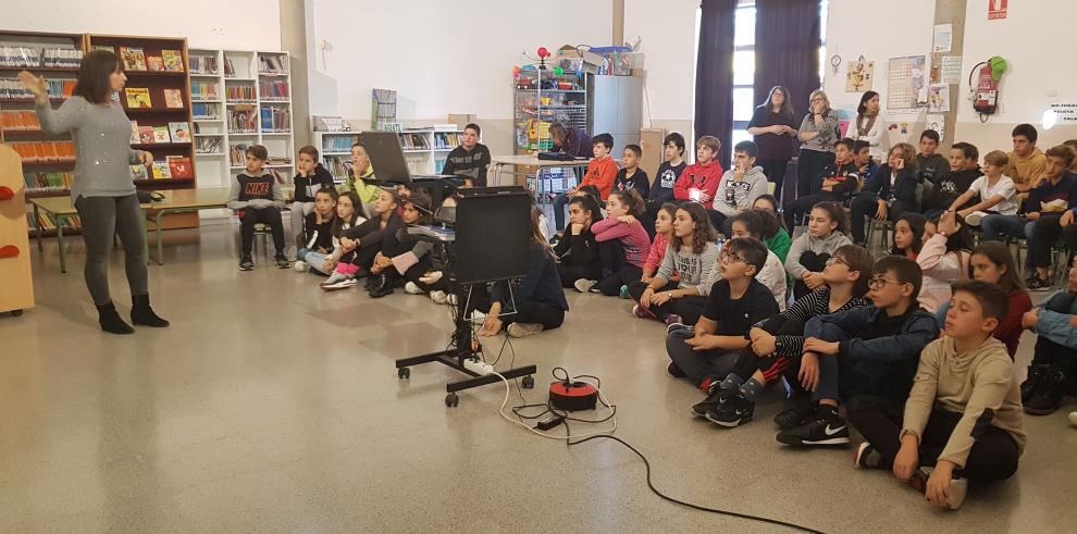 Niños de Primaria y ESO de Zaragoza aprenden a ser responsables con las mascotas en vísperas de la Navidad