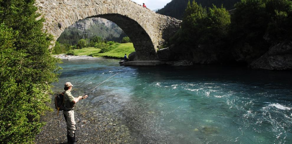 El Gobierno de Aragón expide más 12.500 licencias de pesca para residentes en el extranjero