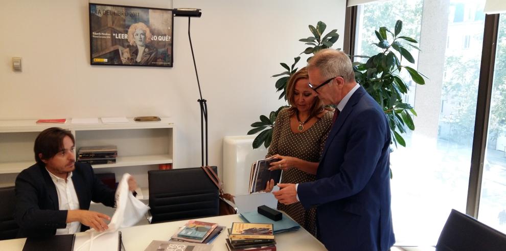 Mayte Pérez presenta al ministro Guirao la exposición que se inaugurará en Palermo sobre las mujeres de la Corona de Aragón