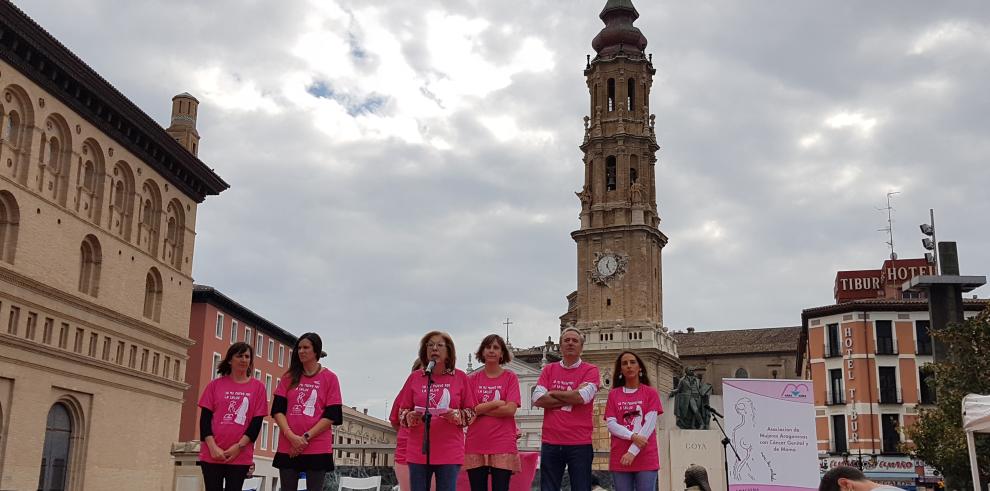 Un gran lazo rosa humano recuerda a las afectadas por cáncer de mama