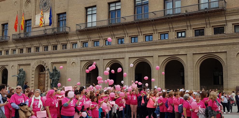 Un gran lazo rosa humano recuerda a las afectadas por cáncer de mama