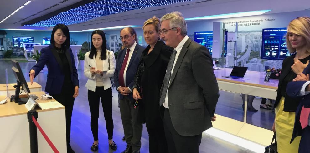 Lambán traslada a Huawei el potencial logístico de Aragón