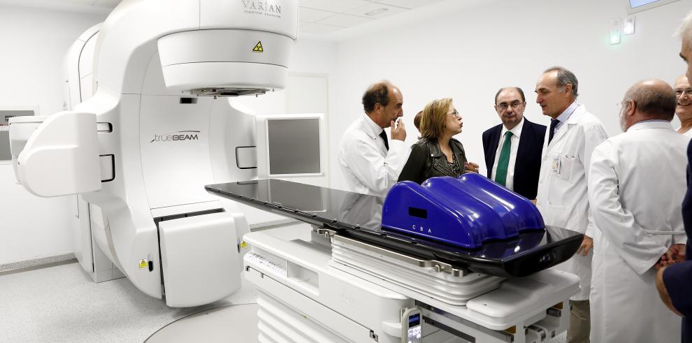 El Hospital Clínico estrena el primero de los tres aceleradores lineales con los que contará Aragón para mejorar el tratamiento contra el cáncer