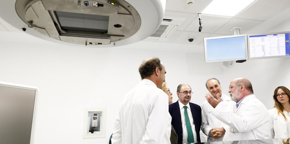 El Hospital Clínico estrena el primero de los tres aceleradores lineales con los que contará Aragón para mejorar el tratamiento contra el cáncer