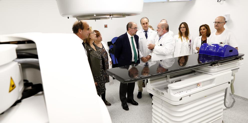 El Hospital Clínico estrena el primero de los tres aceleradores lineales con los que contará Aragón para mejorar el tratamiento contra el cáncer