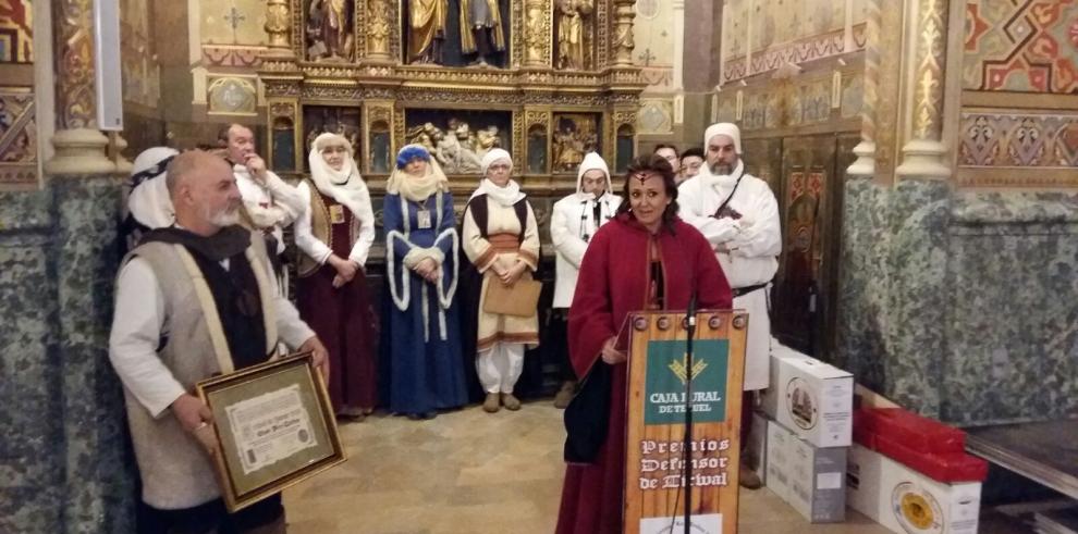 La consejera Mayte Pérez recibe el Premio Tirwal de la Federación de Asociaciones de Grupos de las Bodas de Isabel