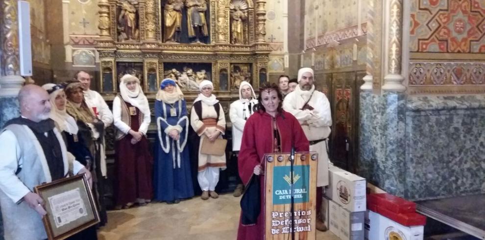 La consejera Mayte Pérez recibe el Premio Tirwal de la Federación de Asociaciones de Grupos de las Bodas de Isabel