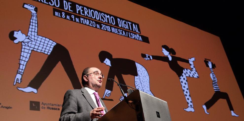 EL PRESIDENTE LAMBÁN AGRADECE LA GRAN APORTACION DE FORGES Y SU GENEROSIDAD  CON HUESCA EN SU HOMENAJE EN EL CONGRESO DE PERIODISMO DIGITAL 