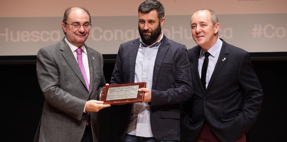 EL PRESIDENTE LAMBÁN AGRADECE LA GRAN APORTACION DE FORGES Y SU GENEROSIDAD  CON HUESCA EN SU HOMENAJE EN EL CONGRESO DE PERIODISMO DIGITAL 