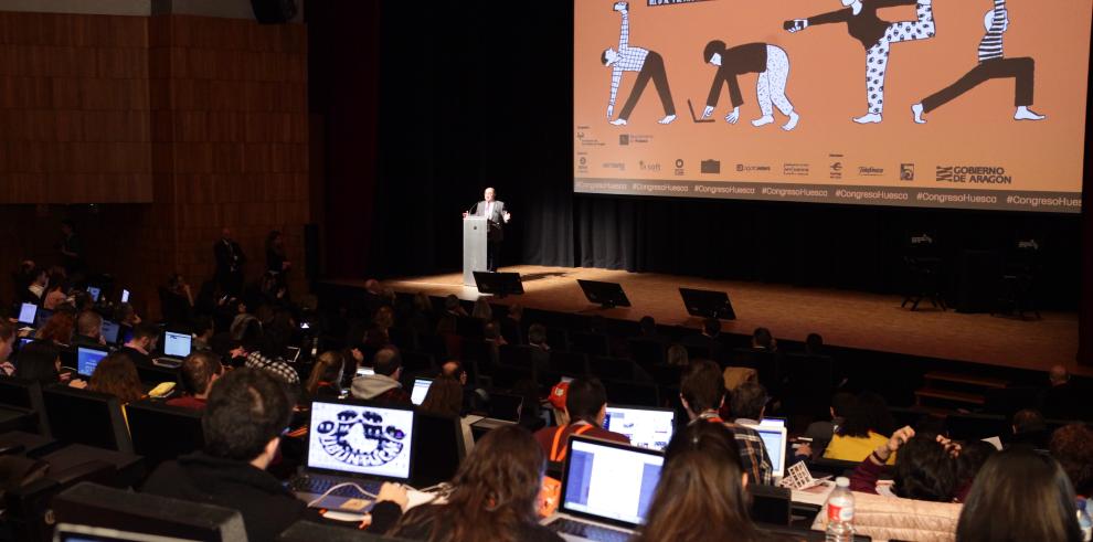 EL PRESIDENTE LAMBÁN AGRADECE LA GRAN APORTACION DE FORGES Y SU GENEROSIDAD  CON HUESCA EN SU HOMENAJE EN EL CONGRESO DE PERIODISMO DIGITAL 