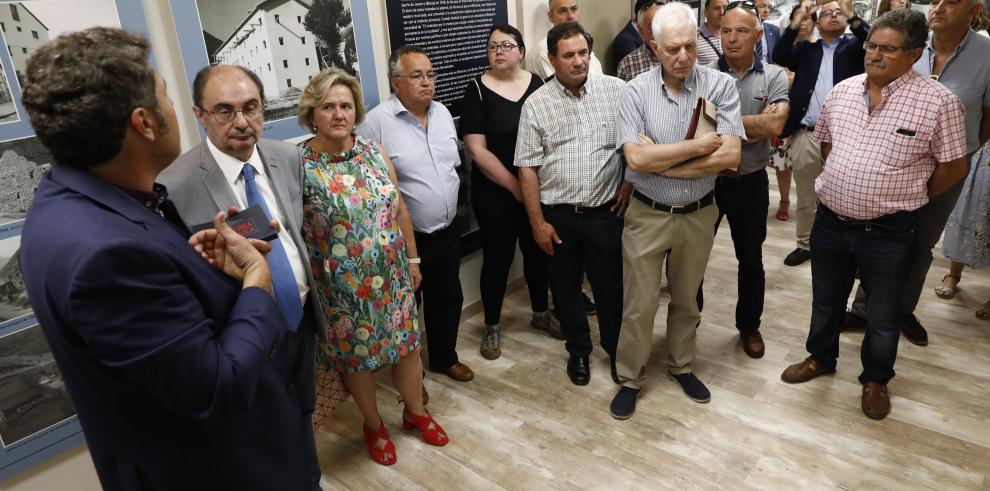 Lambán inaugura en Broto la exposición "La guerra pirenaica, de los bombardeos a la reconstrucción en Broto y Sobrarbe"