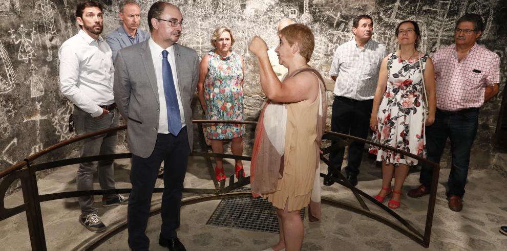 Lambán inaugura en Broto la exposición "La guerra pirenaica, de los bombardeos a la reconstrucción en Broto y Sobrarbe"