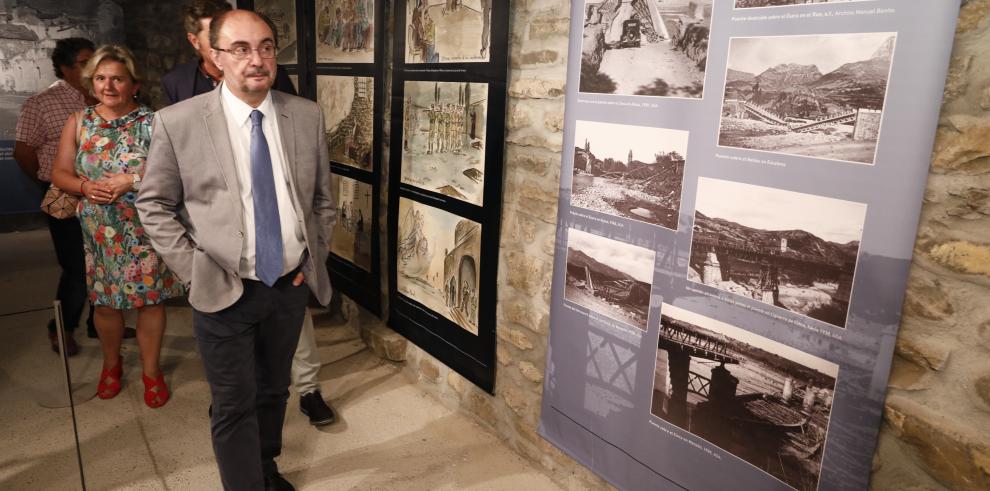 Lambán inaugura en Broto la exposición "La guerra pirenaica, de los bombardeos a la reconstrucción en Broto y Sobrarbe"