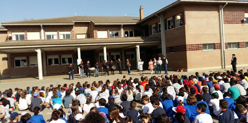 Más de 400 alumnos de las Escuelas Asociadas Unesco de Aragón se unen en el colegio Andrés Oliván para reclamar paz