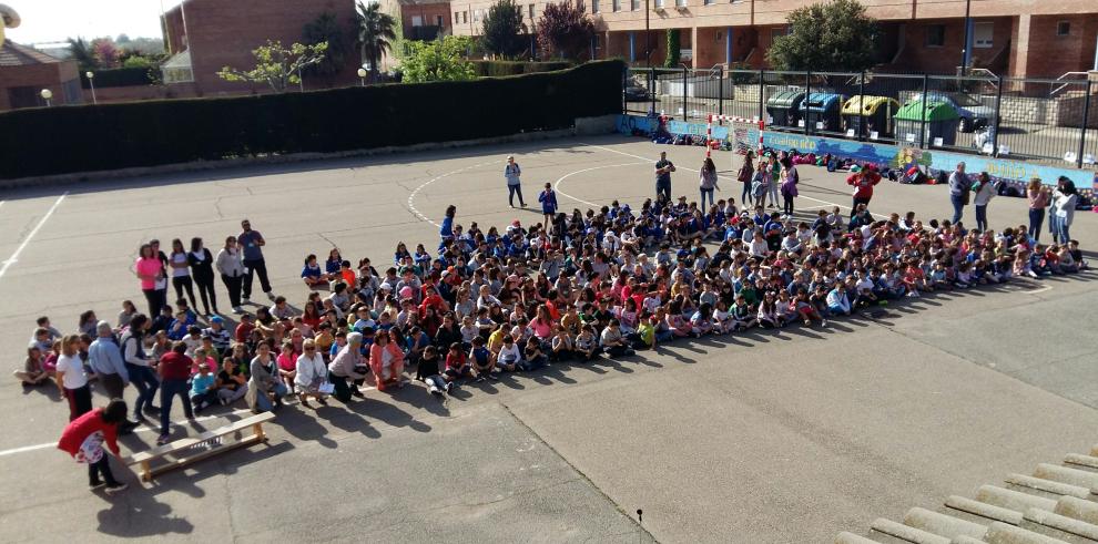 Más de 400 alumnos de las Escuelas Asociadas Unesco de Aragón se unen en el colegio Andrés Oliván para reclamar paz