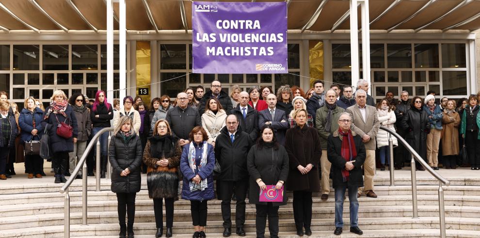 Concentración de repulsa en el Pignatelli contra el último asesinato por violencia de género en Zaragoza